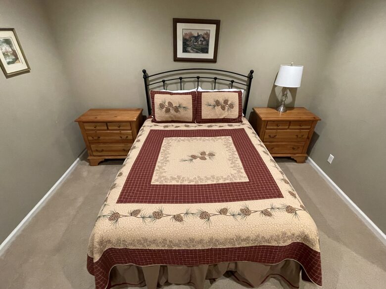 Hall bedroom with queen sized bed