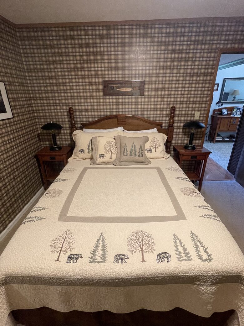 Front bedroom w/queen sized bed