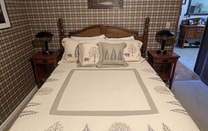 Front bedroom w/queen sized bed