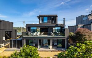 Contemporary Coastal Elegance on Waiheke Island - Waiheke Island, New Zealand