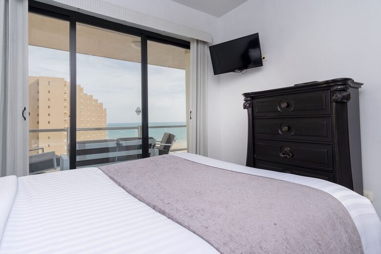 Sixth-Floor Oceanfront Retreat with Expansive Patio & Golf Access - Puerto Penasco, Mexico