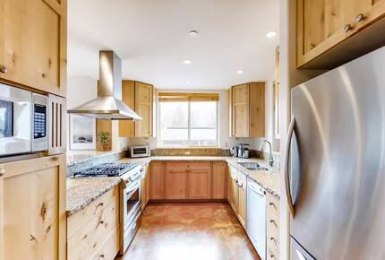 Stylish Sun Valley Retreat Near Slopes, Trails & Downtown Charm - Ketchum, Idaho
