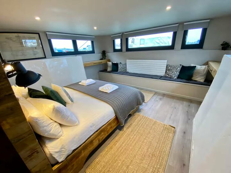 Elegant Houseboat Retreat with Panoramic Harbour Views - Bembridge, Isle of Wight, United Kingdom