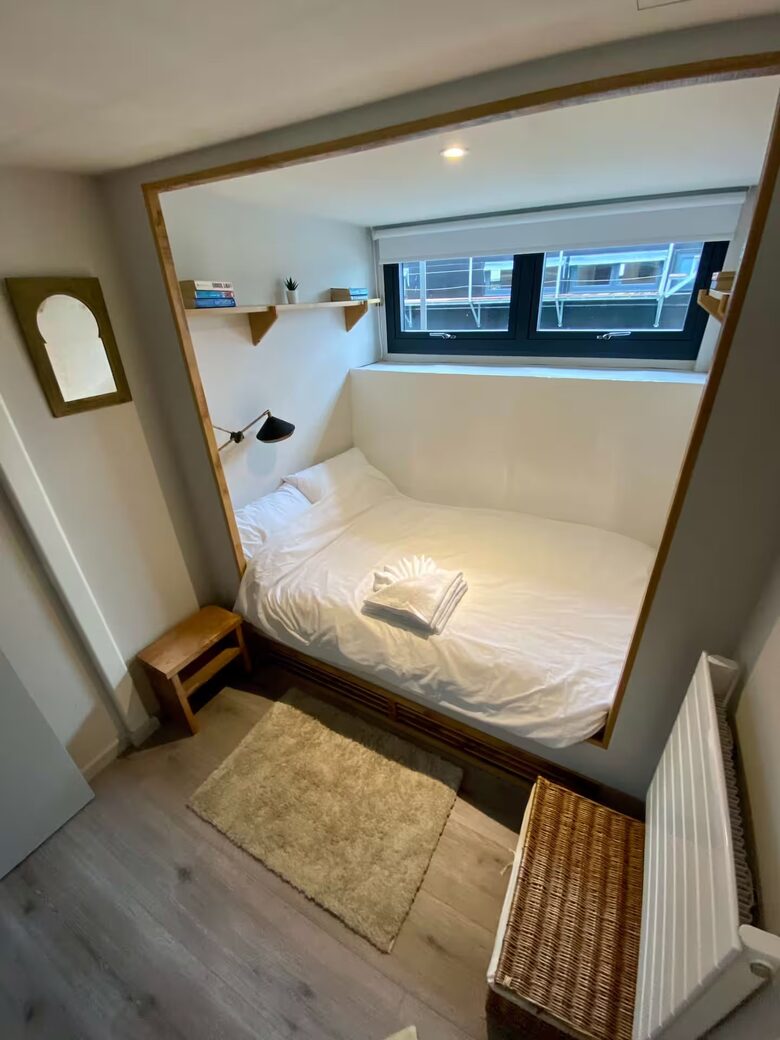 Elegant Houseboat Retreat with Panoramic Harbour Views - Bembridge, Isle of Wight, United Kingdom