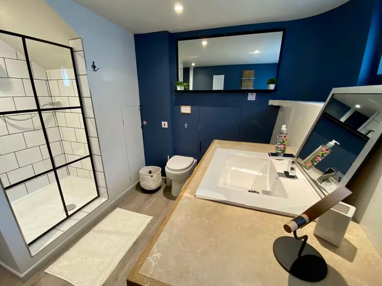 Elegant Houseboat Retreat with Panoramic Harbour Views - Bembridge, Isle of Wight, United Kingdom