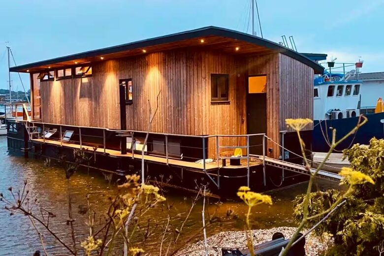 Elegant Houseboat Retreat with Panoramic Harbour Views - Bembridge, Isle of Wight, United Kingdom