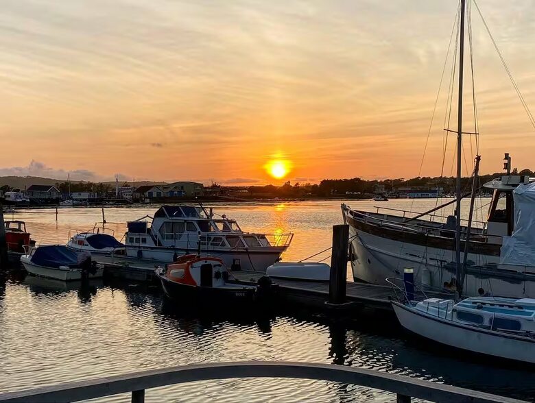 Elegant Houseboat Retreat with Panoramic Harbour Views - Bembridge, Isle of Wight, United Kingdom