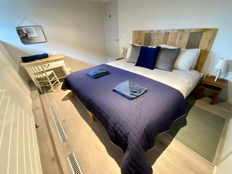 Elegant Houseboat Retreat with Panoramic Harbour Views - Bembridge, Isle of Wight, United Kingdom