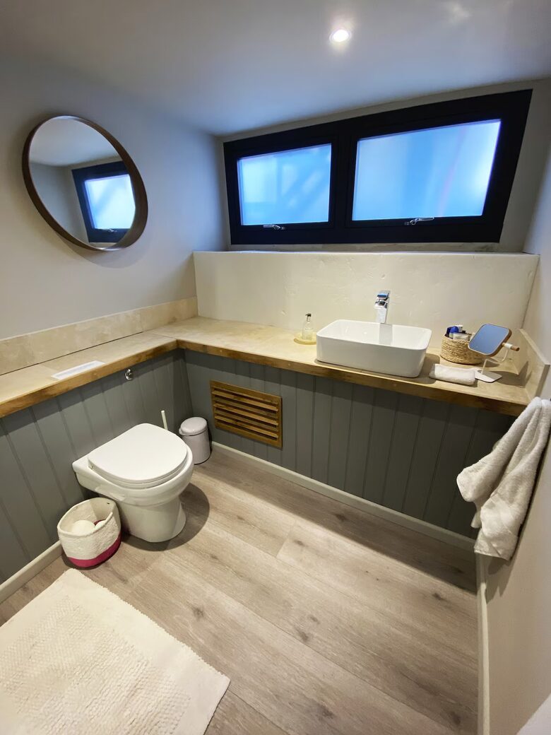 Elegant Houseboat Retreat with Panoramic Harbour Views - Bembridge, Isle of Wight, United Kingdom