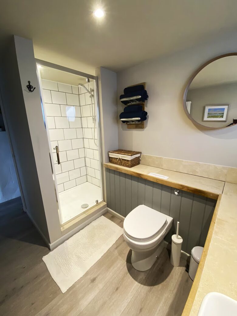 Elegant Houseboat Retreat with Panoramic Harbour Views - Bembridge, Isle of Wight, United Kingdom