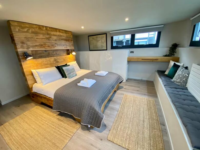 Elegant Houseboat Retreat with Panoramic Harbour Views - Bembridge, Isle of Wight, United Kingdom