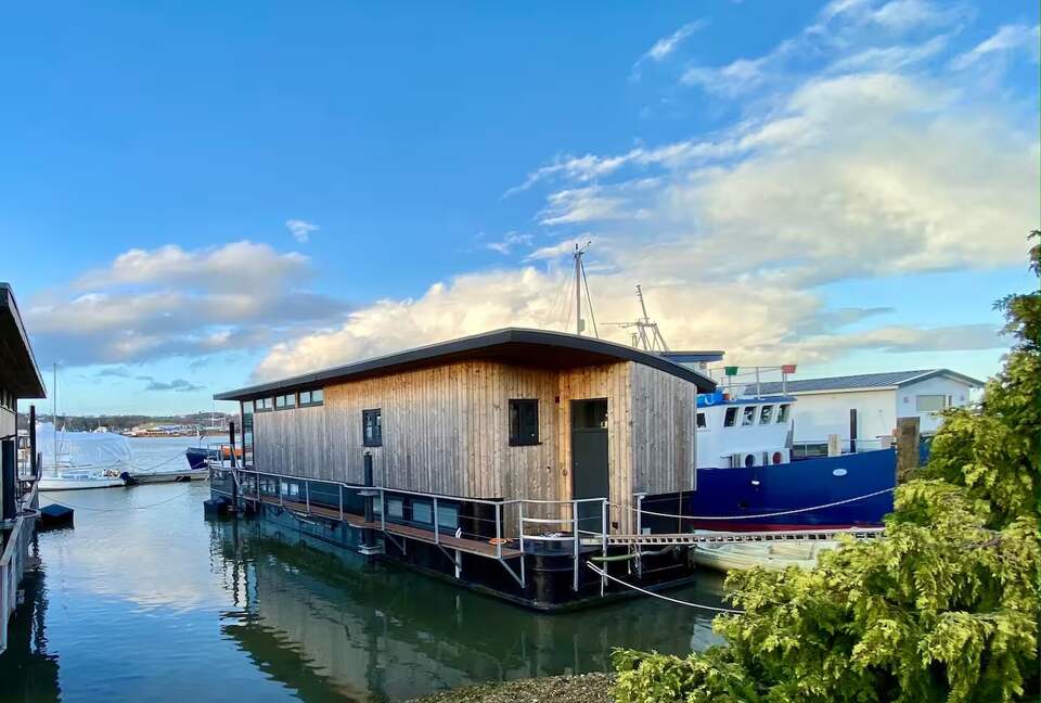 Elegant Houseboat Retreat with Panoramic Harbour Views - Bembridge, Isle of Wight, United Kingdom