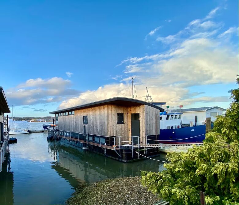 Elegant Houseboat Retreat with Panoramic Harbour Views - Bembridge, Isle of Wight, United Kingdom