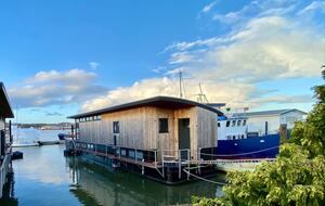 Elegant Houseboat Retreat with Panoramic Harbour Views - Bembridge, Isle of Wight, United Kingdom