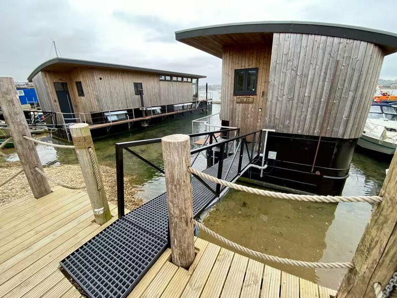 Elegant Houseboat Retreat with Panoramic Harbour Views - Bembridge, Isle of Wight, United Kingdom
