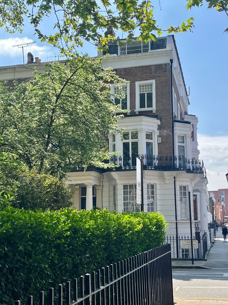 Luxurious Chelsea Retreat with Garden Square Access - London, United Kingdom