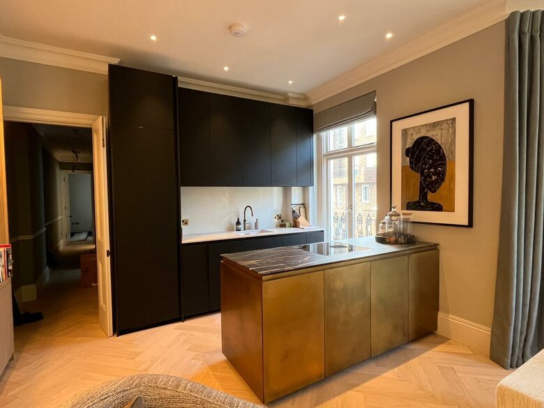 Luxurious Chelsea Retreat with Garden Square Access - London, United Kingdom