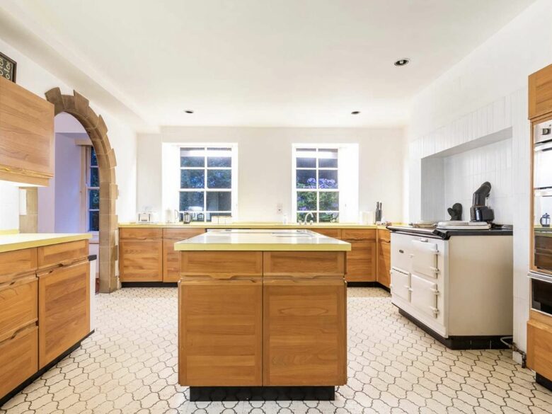 Majestic Halifax Estate with Heated Pool & Panoramic Views - Halifax, United Kingdom