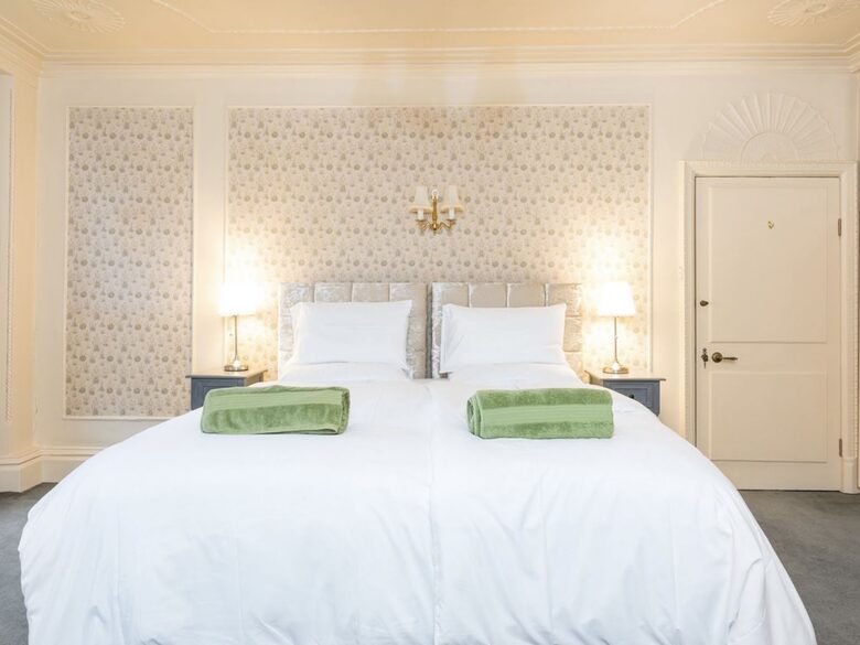 Majestic Halifax Estate with Heated Pool & Panoramic Views - Halifax, United Kingdom