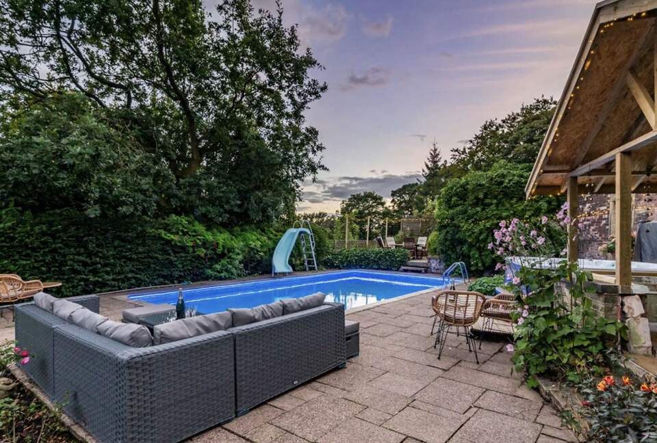 Majestic Halifax Estate with Heated Pool & Panoramic Views - Halifax, United Kingdom
