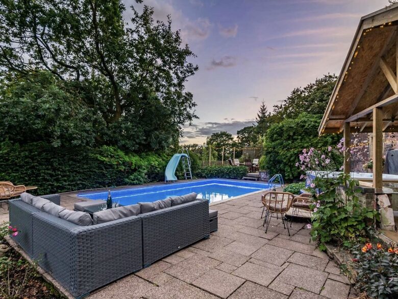 Majestic Halifax Estate with Heated Pool & Panoramic Views - Halifax, United Kingdom