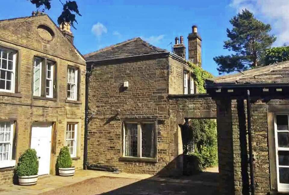 Majestic Halifax Estate with Heated Pool & Panoramic Views - Halifax, United Kingdom