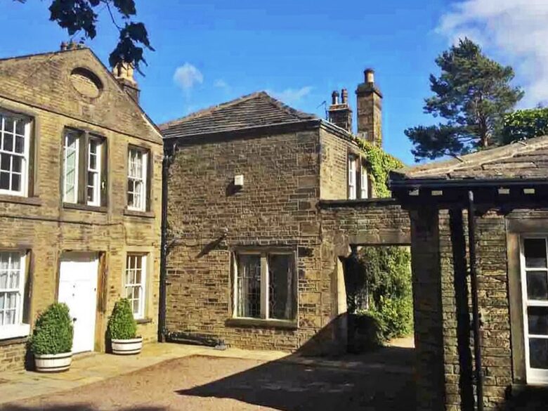 Majestic Halifax Estate with Heated Pool & Panoramic Views - Halifax, United Kingdom