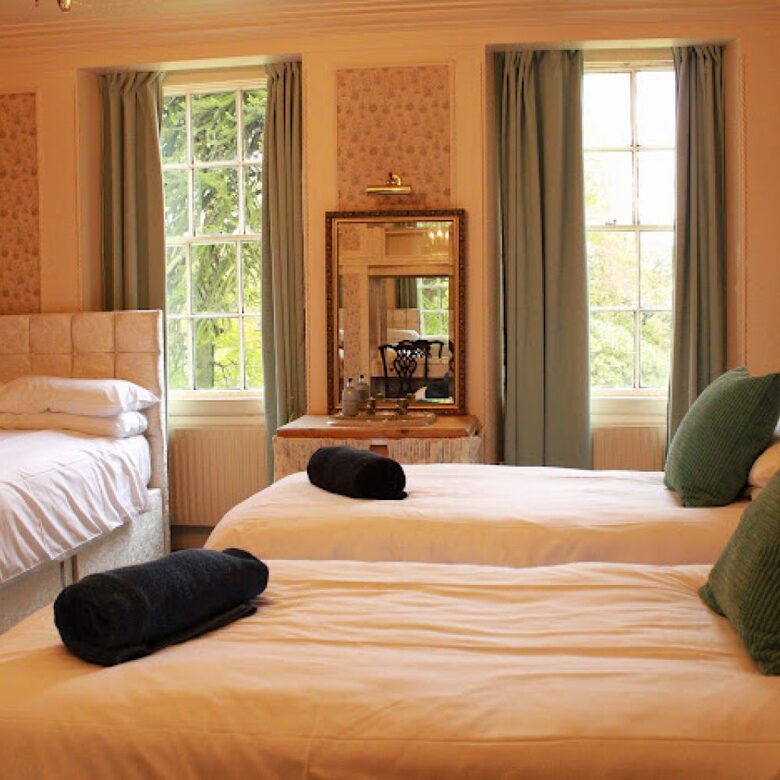 Majestic Halifax Estate with Heated Pool & Panoramic Views - Halifax, United Kingdom