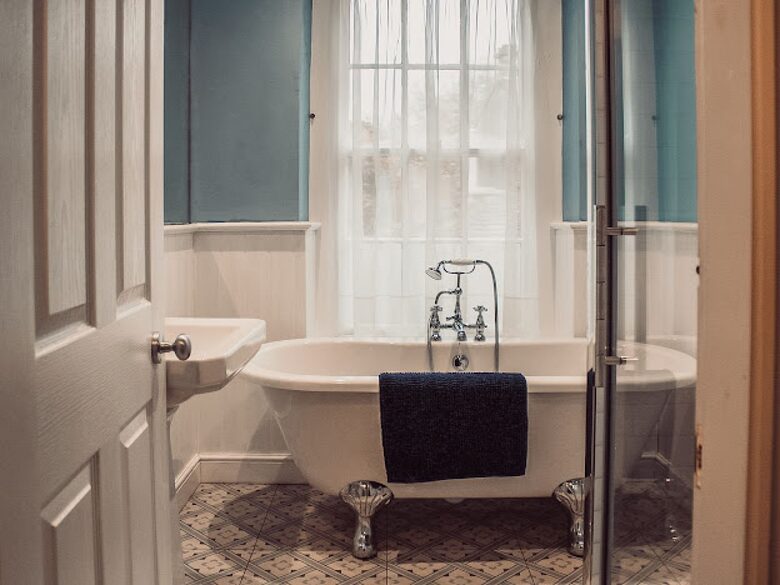 Majestic Halifax Estate with Heated Pool & Panoramic Views - Halifax, United Kingdom