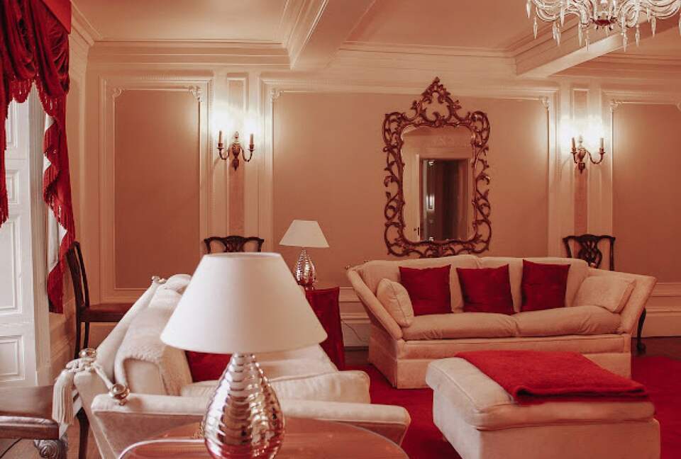 Majestic Halifax Estate with Heated Pool & Panoramic Views - Halifax, United Kingdom