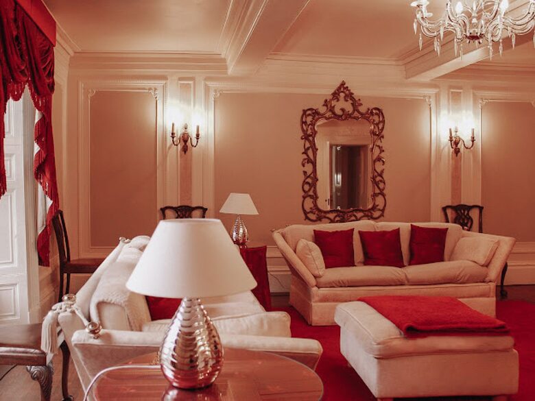 Majestic Halifax Estate with Heated Pool & Panoramic Views - Halifax, United Kingdom