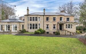 Lavish Estate with Hot Tub & Disco Retreat - Huddersfield, United Kingdom
