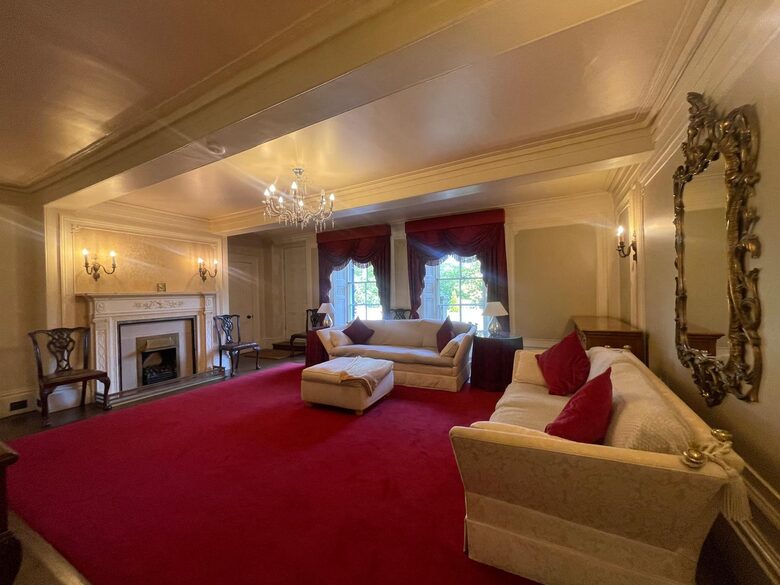 Majestic Halifax Estate with Heated Pool & Panoramic Views - Halifax, United Kingdom