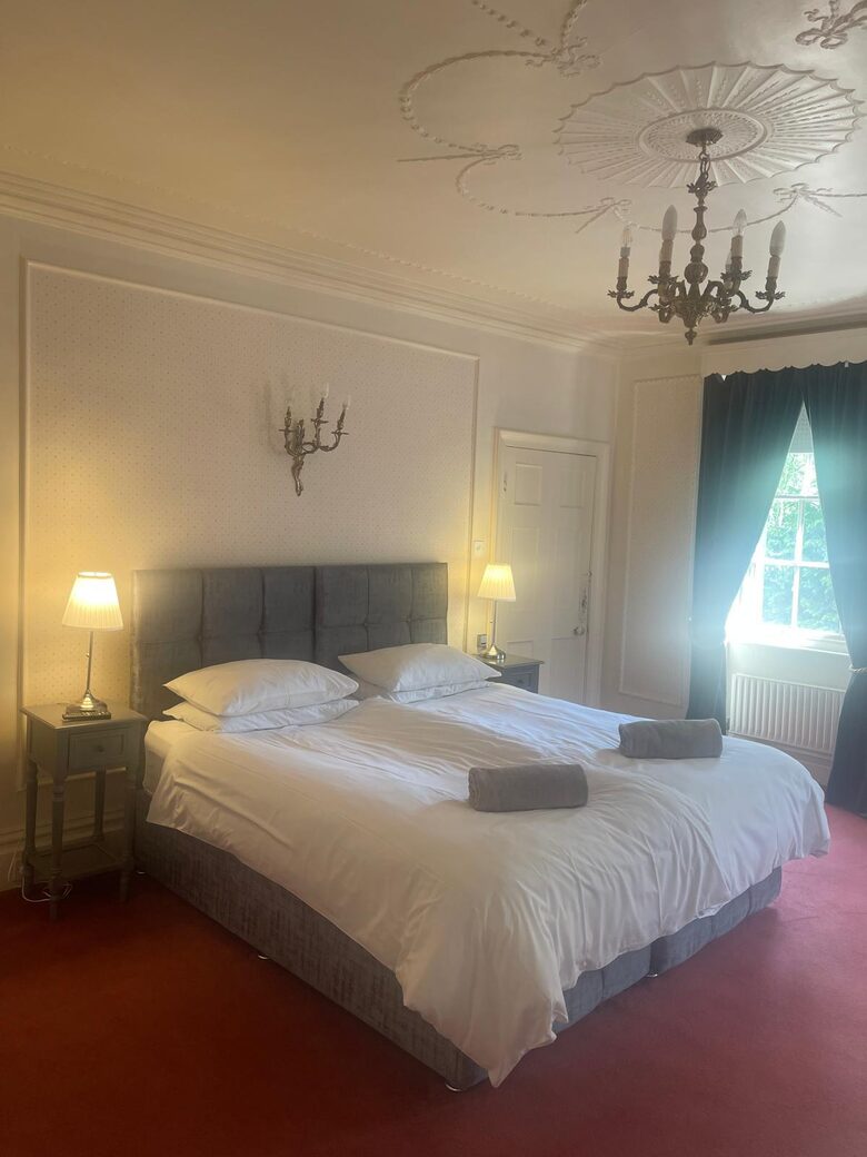 Majestic Halifax Estate with Heated Pool & Panoramic Views - Halifax, United Kingdom