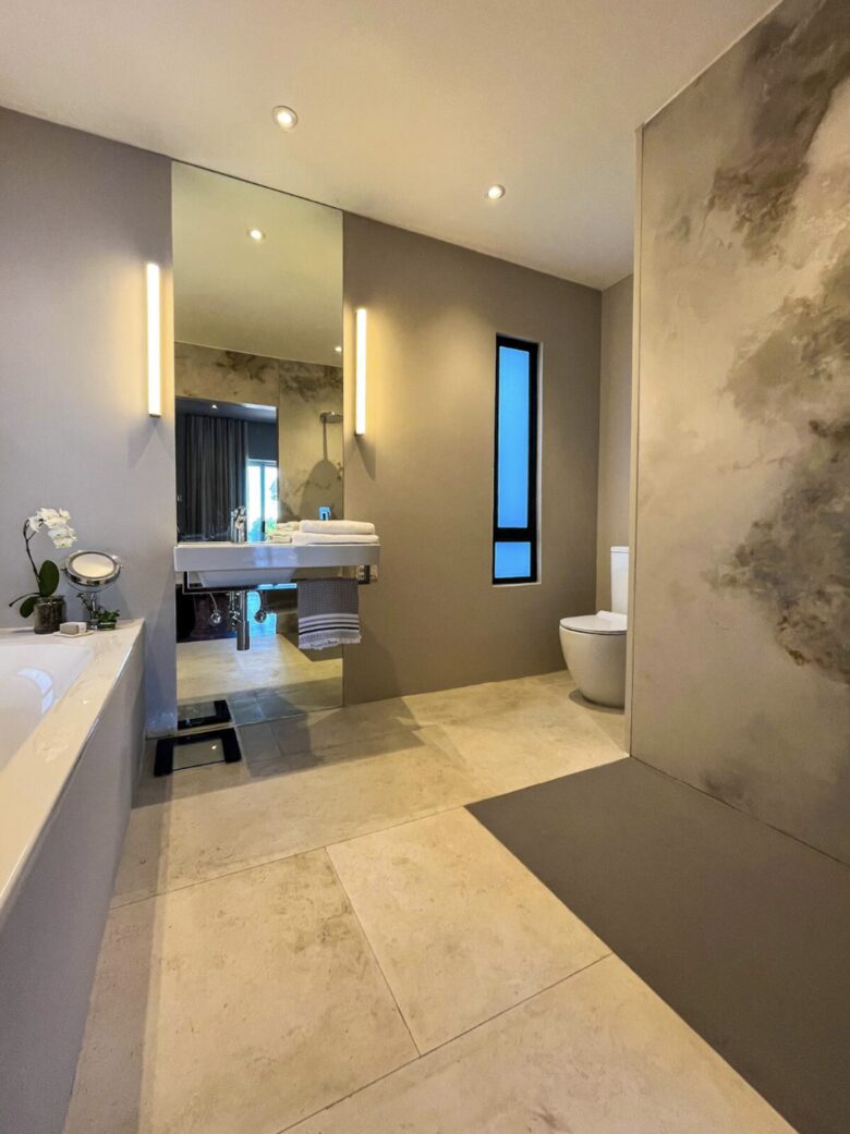 Principal BR | Ensuite BA (Shower & Large Bath Tub)