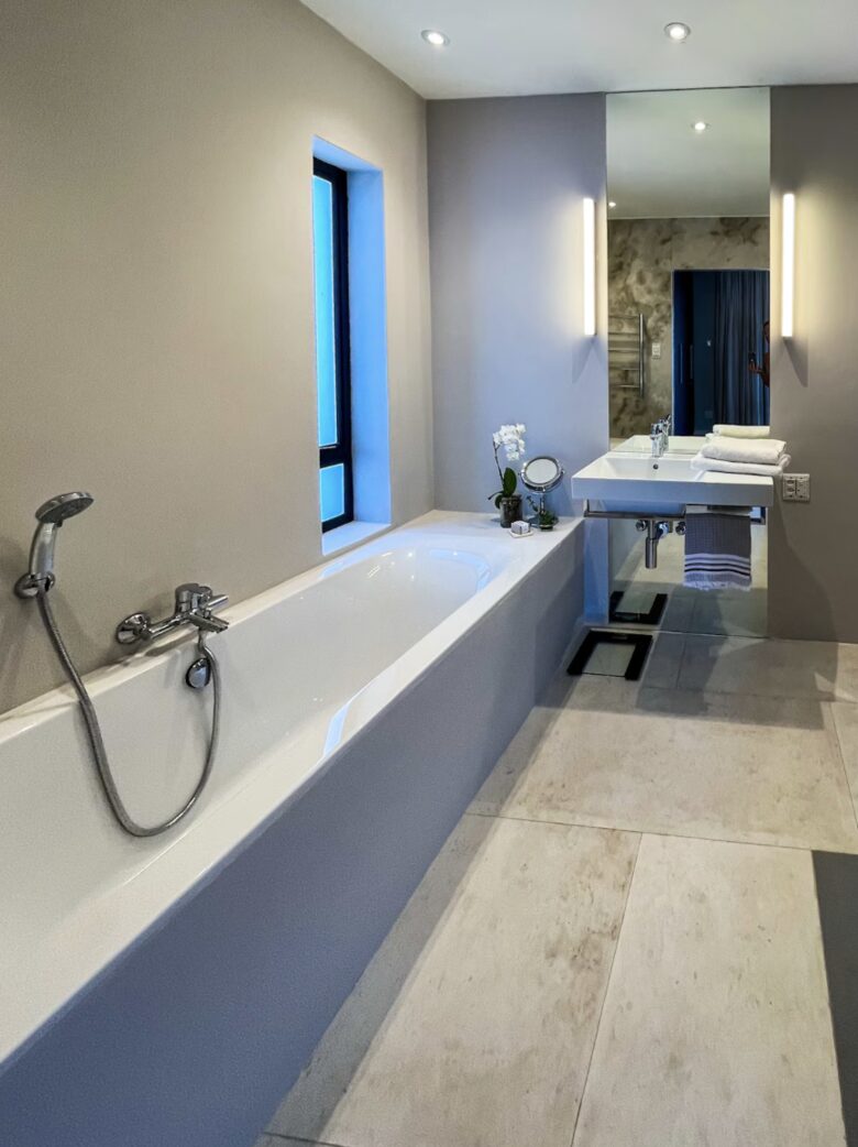 Principal BR | Ensuite BA (Shower & Large Bath Tub)