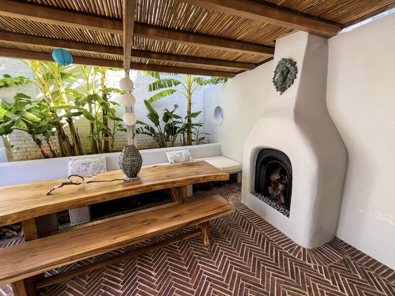 Outdoor Dining for 10+ | Lounge with fireplace