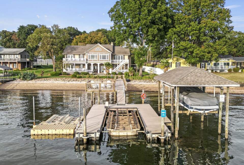 Lakeside Elegance with Game Room & Private Dock - Terrell, North Carolina