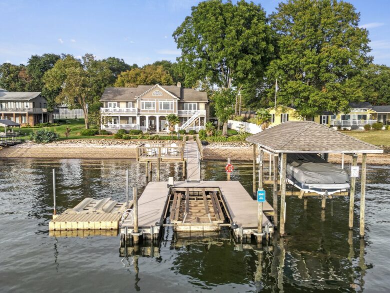 Lakeside Elegance with Game Room & Private Dock - Terrell, North Carolina