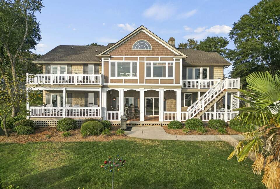 Lakeside Elegance with Game Room & Private Dock - Terrell, North Carolina