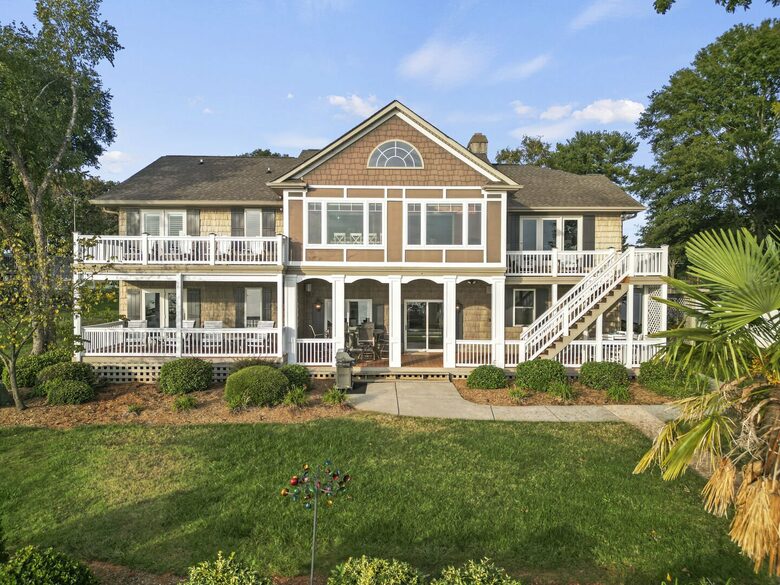 Lakeside Elegance with Game Room & Private Dock - Terrell, North Carolina