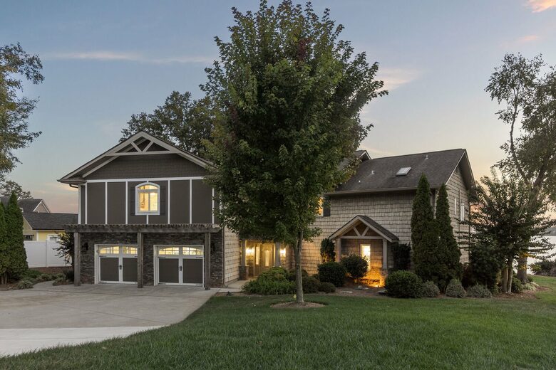 Lakeside Elegance with Game Room & Private Dock - Terrell, North Carolina