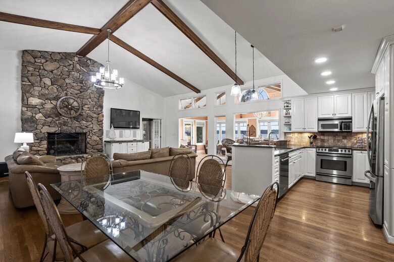 Lakeside Elegance with Game Room & Private Dock - Terrell, North Carolina