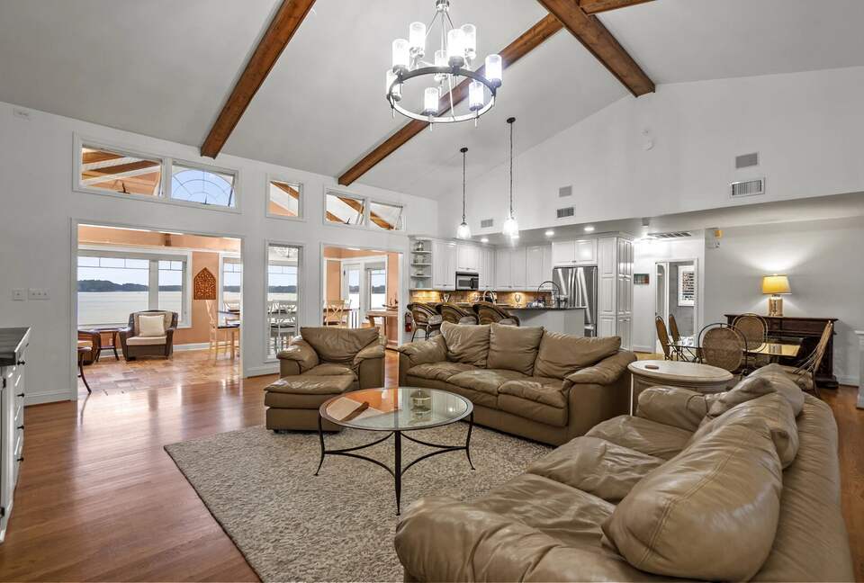 Lakeside Elegance with Game Room & Private Dock - Terrell, North Carolina
