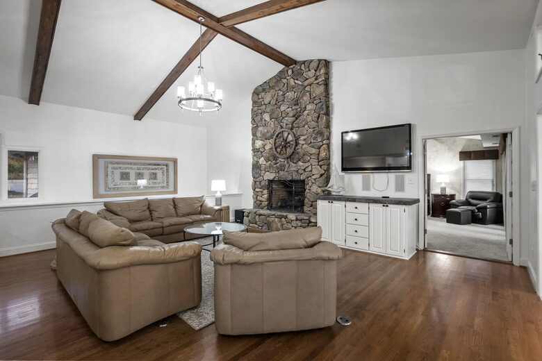 Lakeside Elegance with Game Room & Private Dock - Terrell, North Carolina