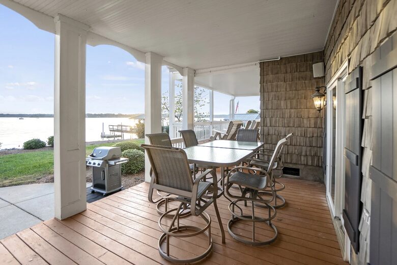 Lakeside Elegance with Game Room & Private Dock - Terrell, North Carolina