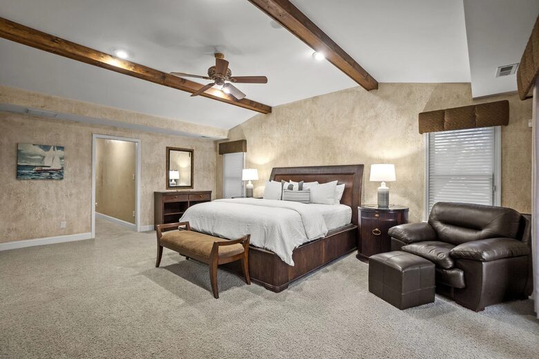 Lakeside Elegance with Game Room & Private Dock - Terrell, North Carolina