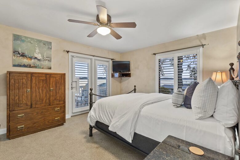 Lakeside Elegance with Game Room & Private Dock - Terrell, North Carolina