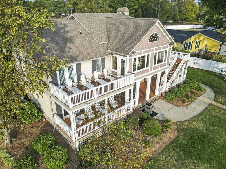 Lakeside Elegance with Game Room & Private Dock - Terrell, North Carolina