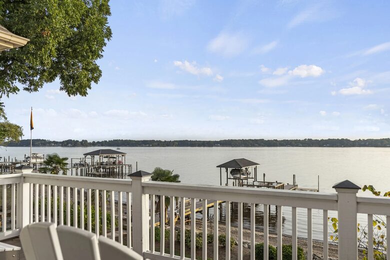 Lakeside Elegance with Game Room & Private Dock - Terrell, North Carolina